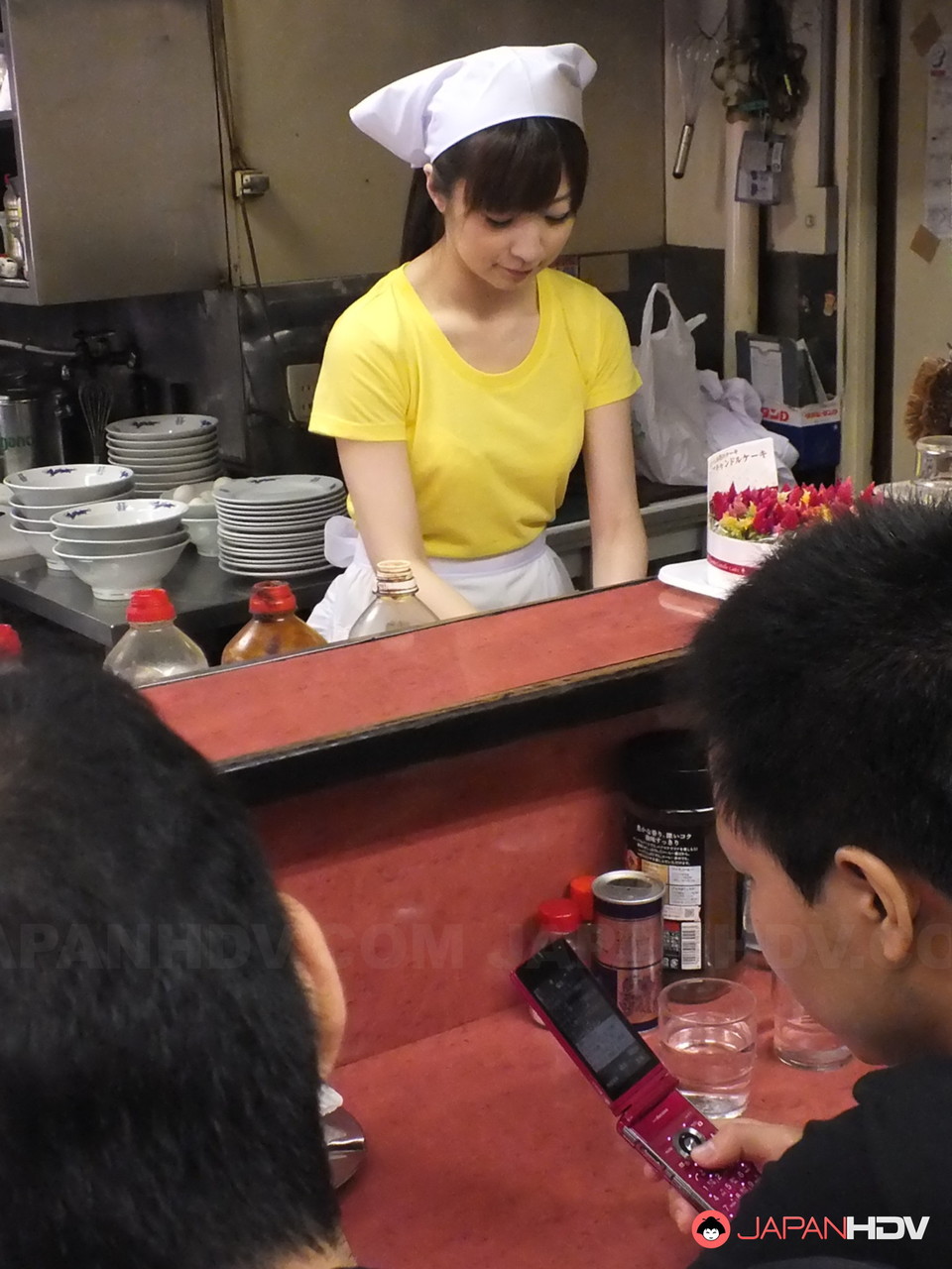 الطاهية اليابانية ميمي أسيوكا تتعرض لجماع جماعي وتملأ بالمني في المطعم