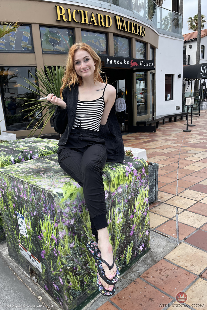 スカーレット・スカイズが大きなお尻とマンコとアナルをアップで見せる