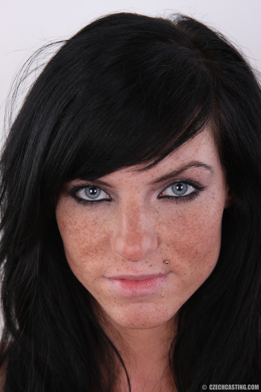 黑发业余女孩祖扎娜一件件脱下衣服