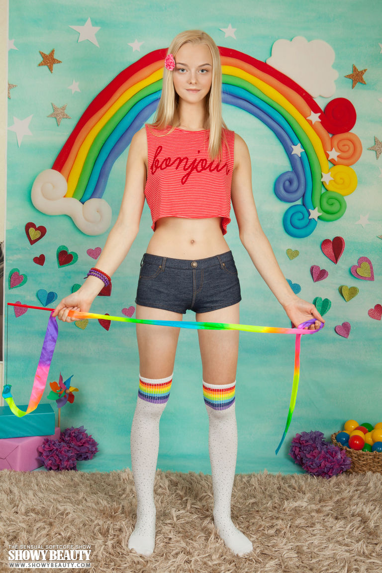 Jovem Loira Natasha Posa Totalmente Nua Depois De Tirar As Meias Altas Acima Do Joelho