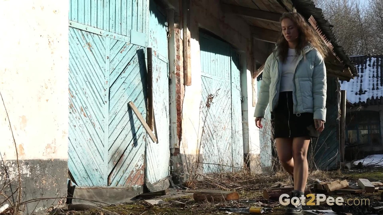 نيكي بي تكشف مؤخرتها وهي تتبول خلف مخزن ريفي