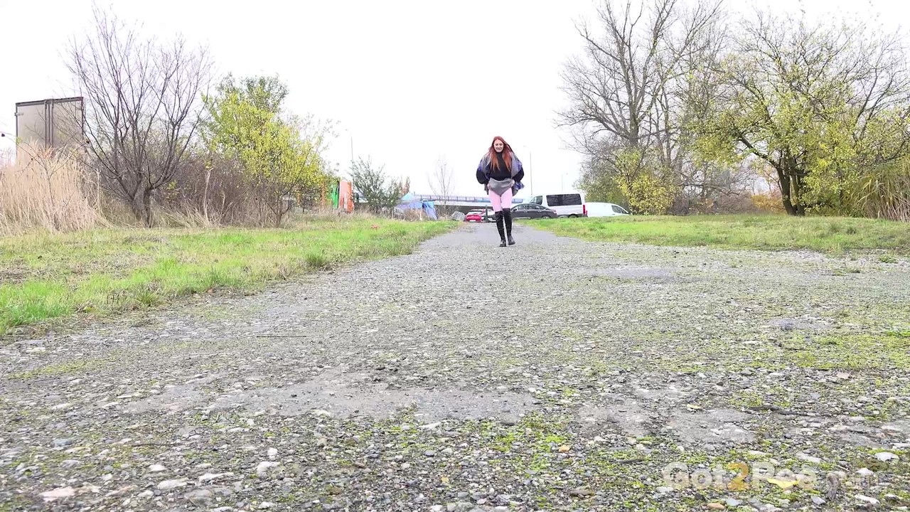 Pâle Roux Katy Rose Pris En Flagrant Déliement En Train De Pisser Sur Un Chemin Public