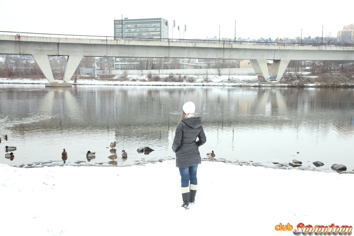बर्फ में खेलने के बाद गर्म होने के लिए चूमते हुए जोड़ा ज़ोर से और गहराई से चोदता है
