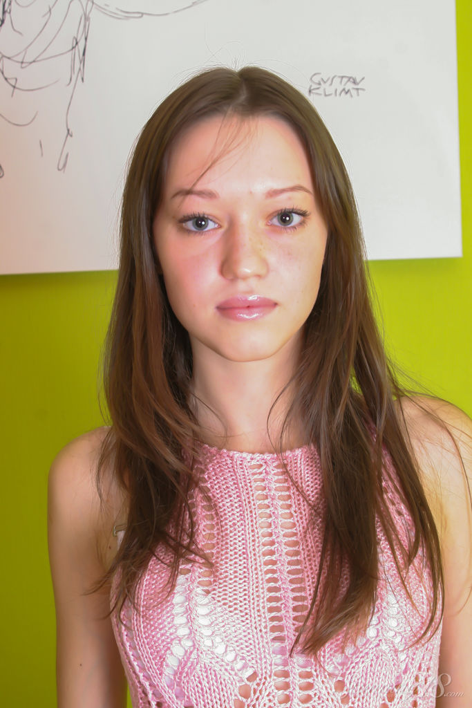 एलेक्जेंड्रा सी: 18 साल की दुबली युवती कुर्सी पर पूरी तरह नग्न हो जाती है