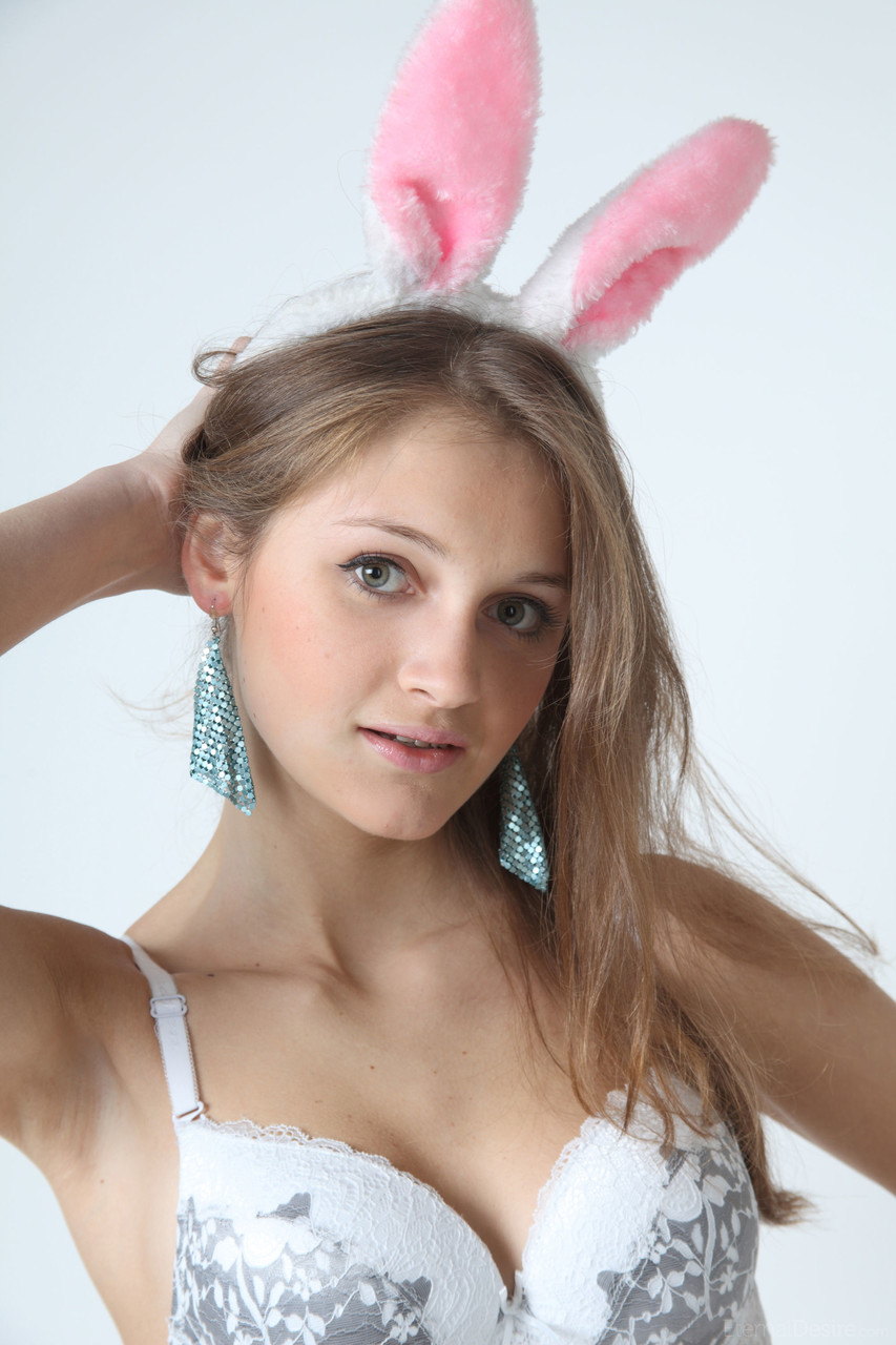 لينيسا تُظهر جسدها الجميل في فستان مثير وعندما تكون عارية