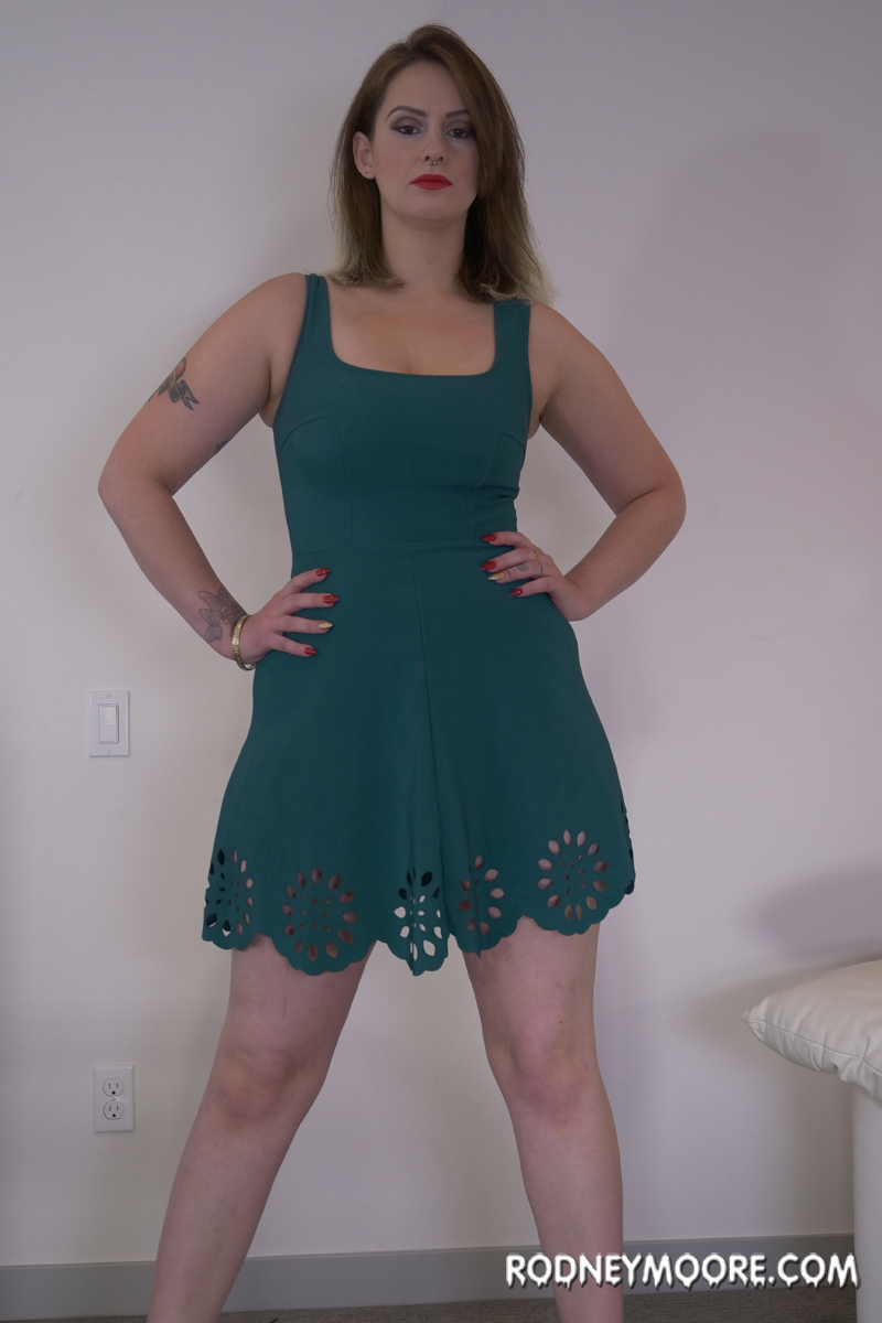 शौकिया ऑफिस बेब सैडी ग्रे स्ट्रिपिंग और अपने विशाल वक्र प्रदर्शित करते हुए