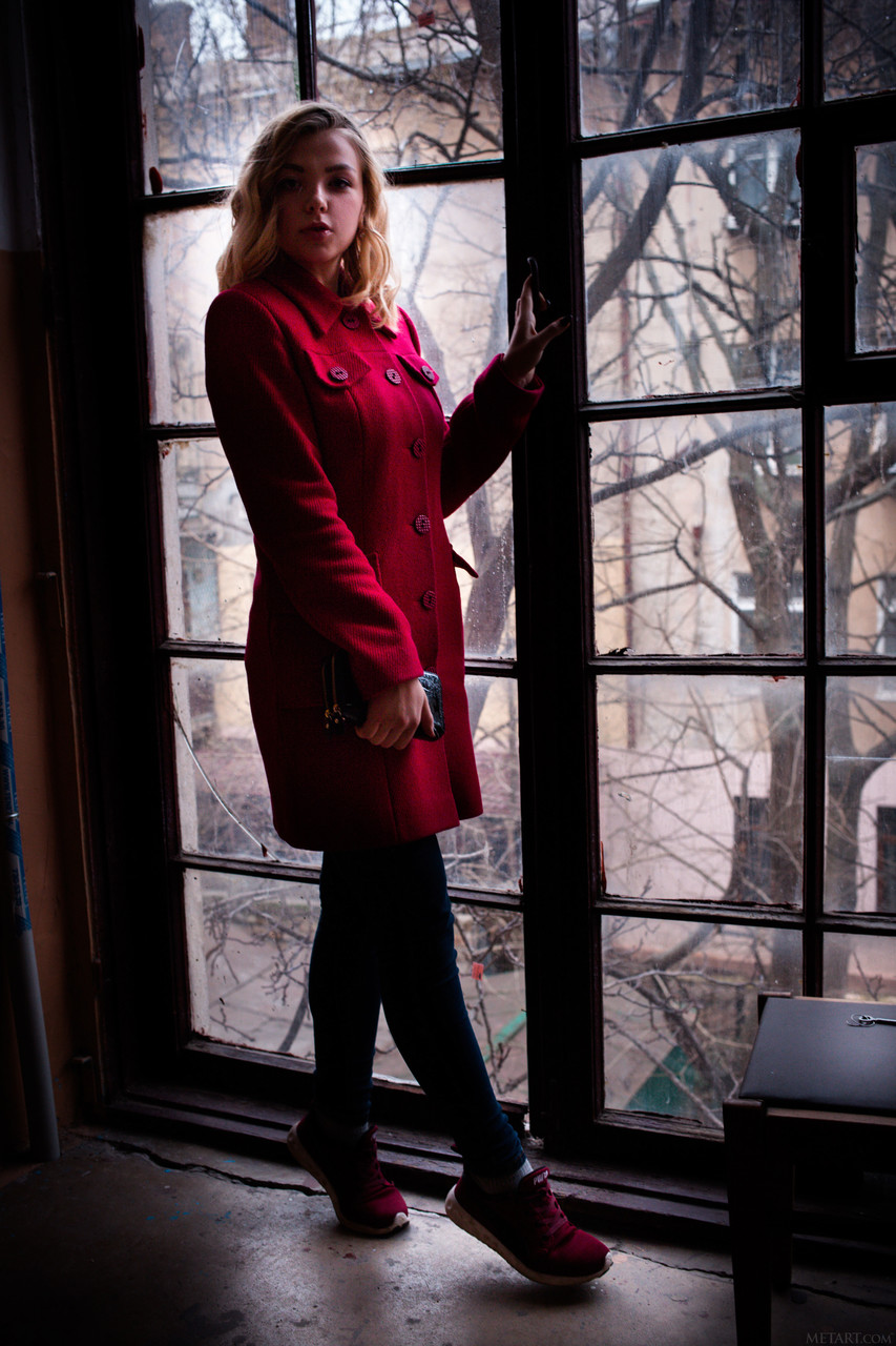 Daniel Sea, 华丽的白俄罗斯少女，脱衣并露出她的大奶子和阴道