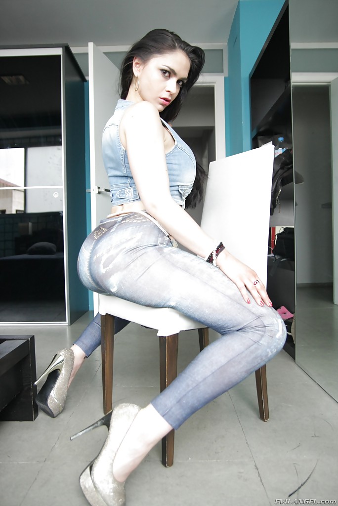 اللاتينية تتعرى لإظهار صدرها الكبير المستدير