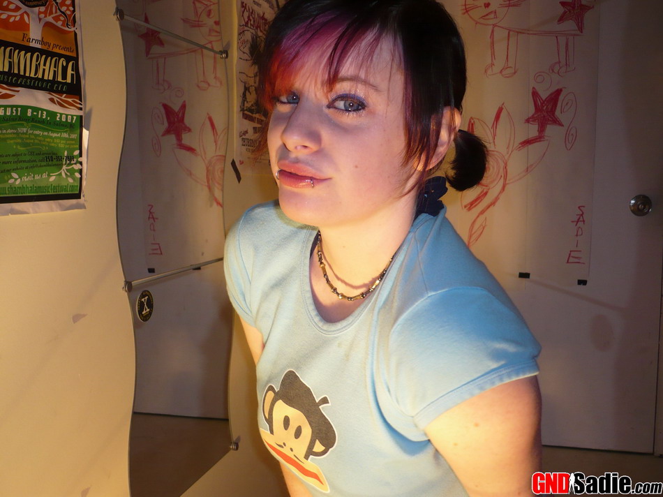 若いエモガールが自撮りしながら引き締まった胸を見せる