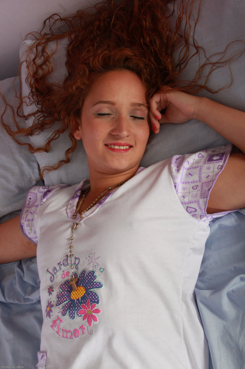 सुंदर एंड्रिया द्वारा सुबह के बालों वाले योनि और बड़े चूतड़ का प्रदर्शन