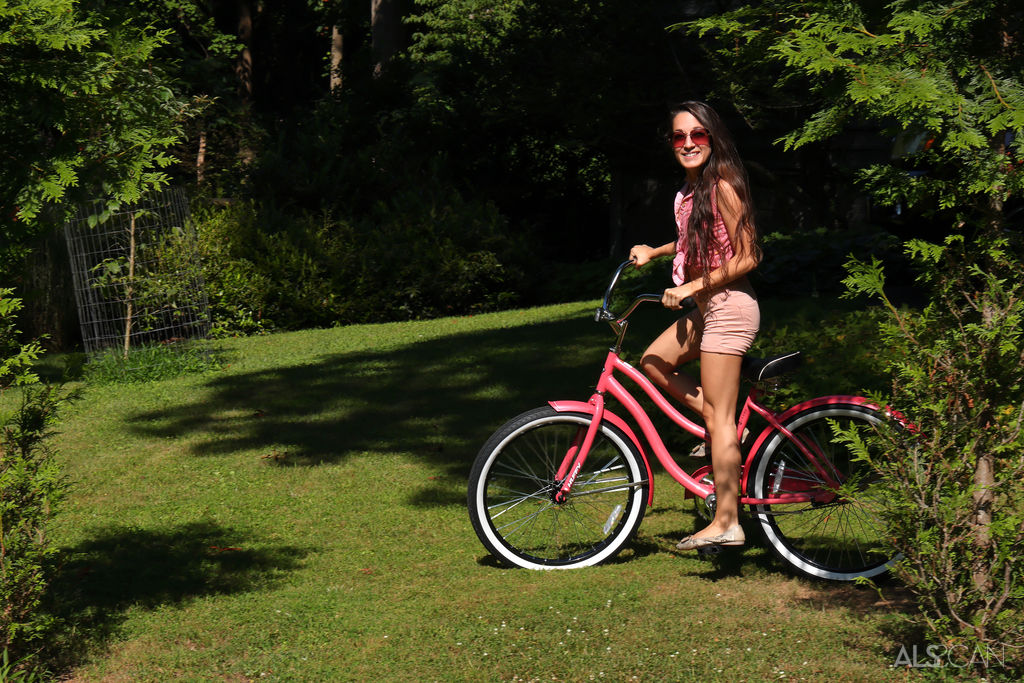 弗蕾雅·冯·杜姆：年轻的业余爱好者在椅子上户外享受她的光头阴道