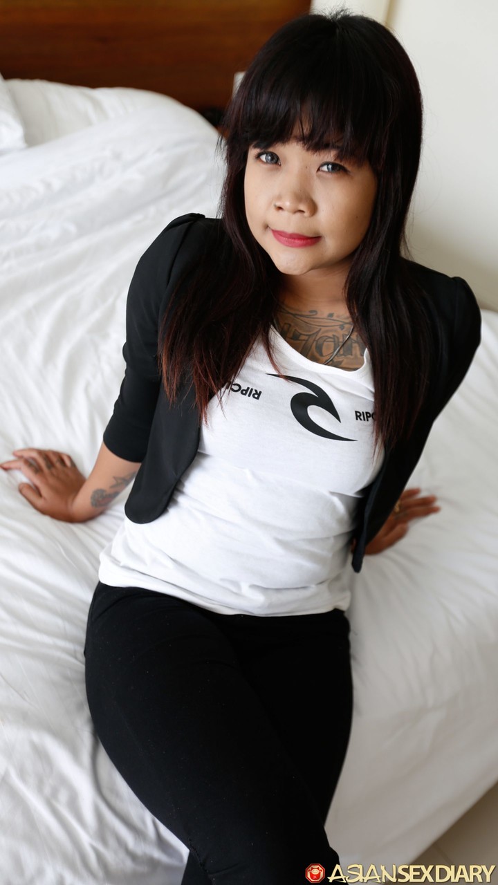 लंबी मलेशियाई वेश्या एंगली अपने स्याही वाले शरीर को दिखाती है और कास्टिंग में चुदाई करती है