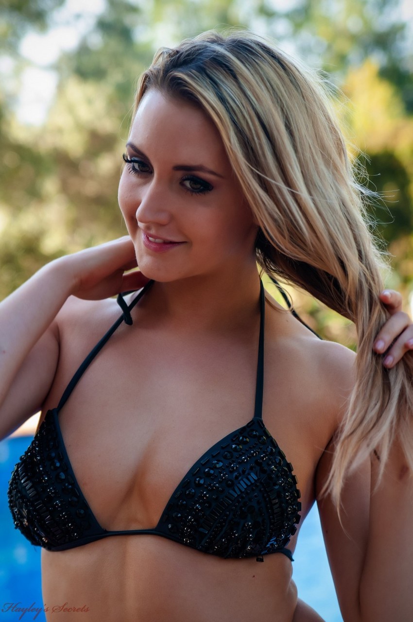 英国业余爱好者Cat Oconnell脱掉比基尼并玩弄她漂亮的乳房