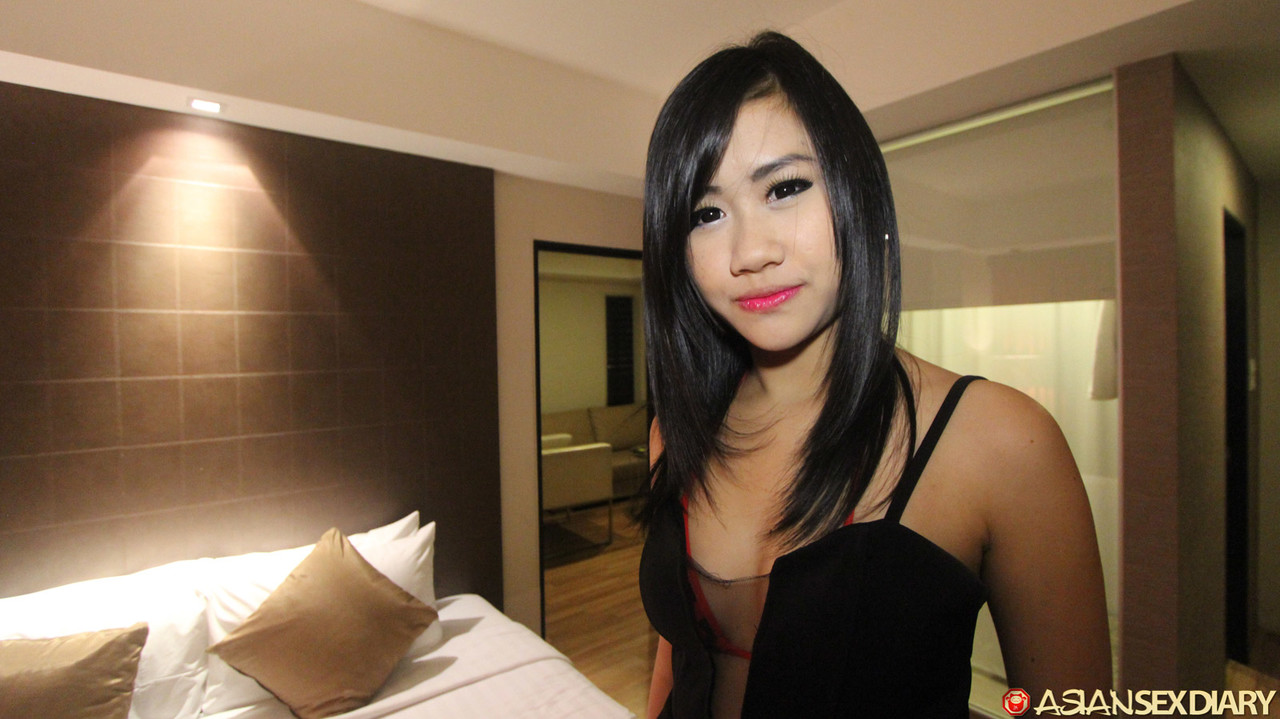 黑发亚洲少女加雅与德国男子进行主观视角性爱