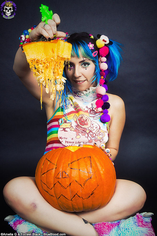 Милая Готка Лум Раздевается, Вырезая Хэллоуинскую Тыкву