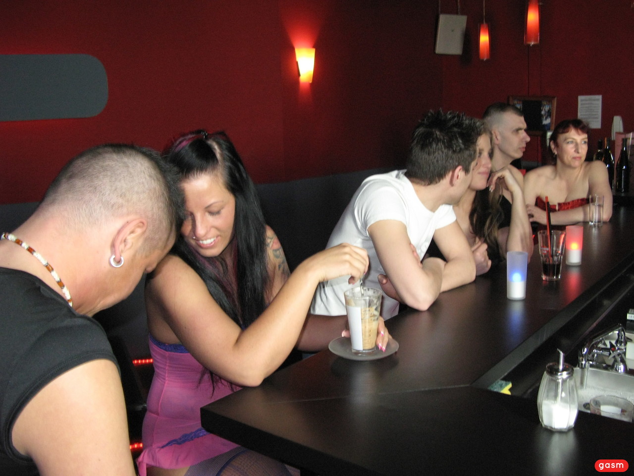 欧州のスワッパー妻たちがワイルドな乱交で素晴らしいセックススキルを見せつける