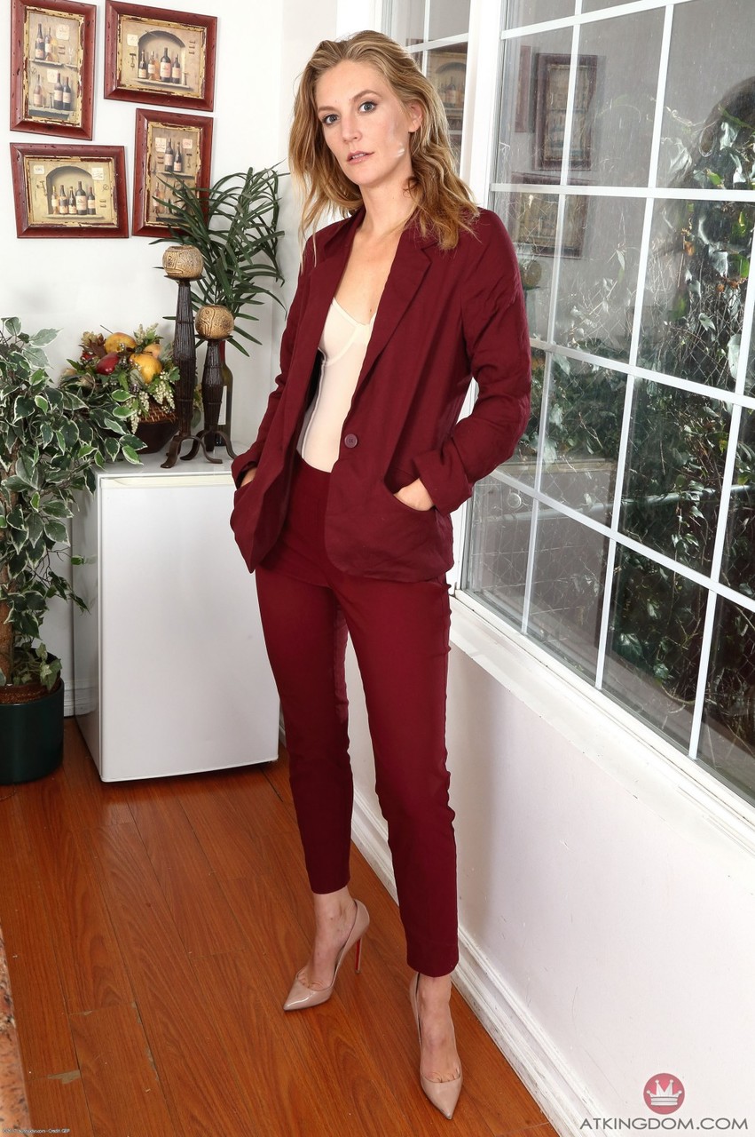 La Madura Mona Wales Se Quita El Uniforme Y Estira Su Deliciosa Vagina