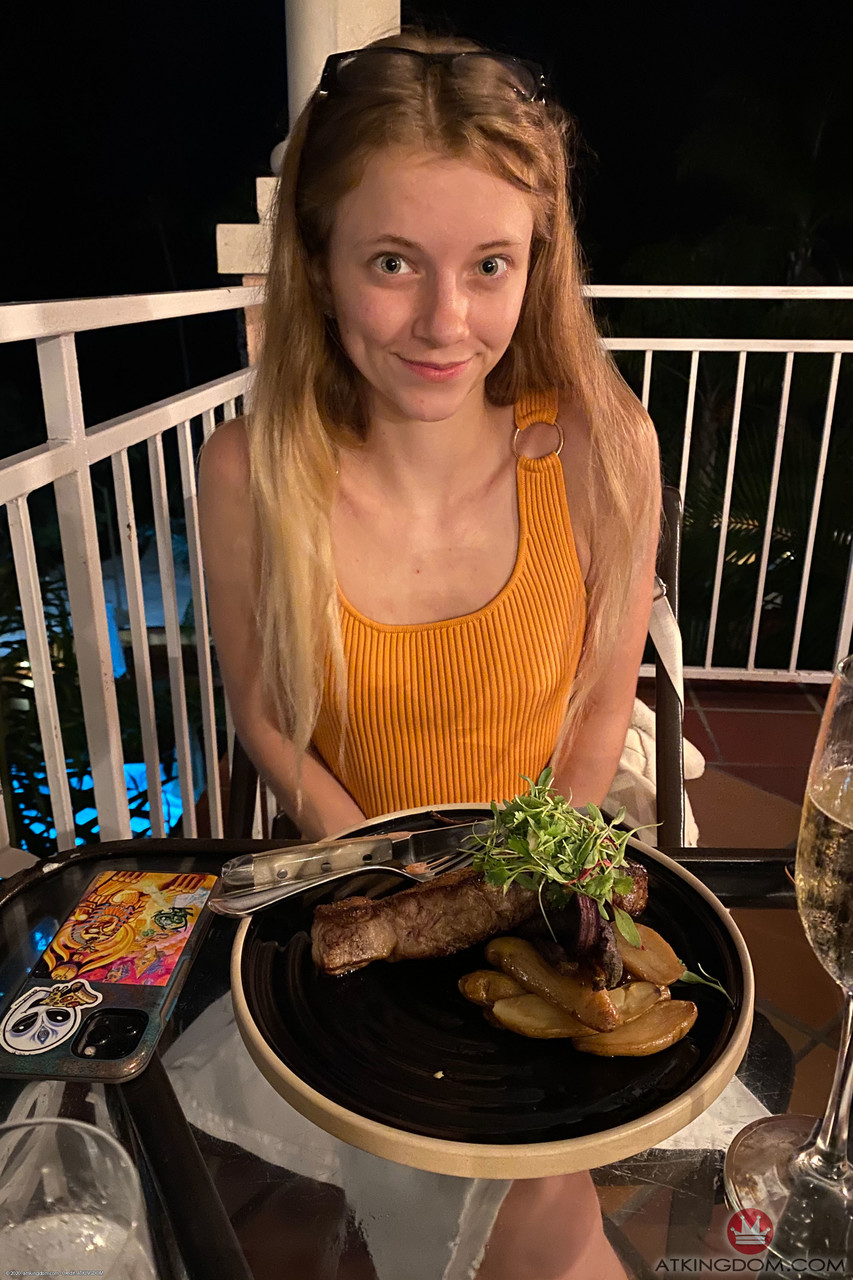 Riley Star Chatte Poilue Pose Sur Canapé Amateur Blonde