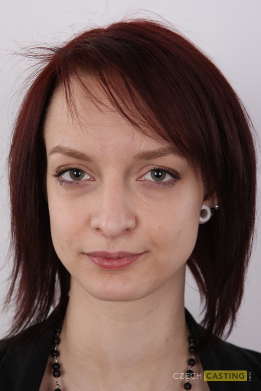 素人ルゼナがゆっくりと服を脱ぎ全裸になる