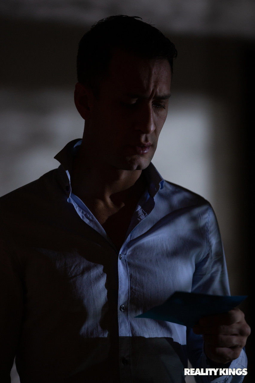 كاي تايلور و لارا دي سانتيس عاريان في معرض رياليتي كينغز