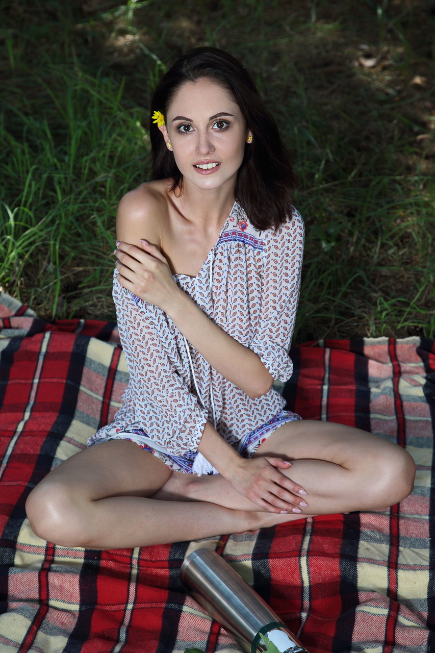 裸足のセクシーな女サデマレがピクニックの布の上で彼女の丸いおまんこを指で刺激している