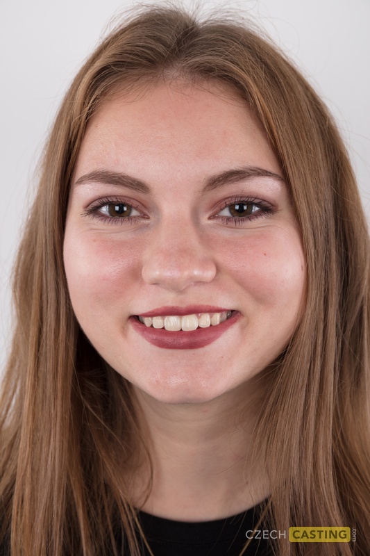 Nacktes Teenie-Mädchen Nikol Feiert Ihren 18. Geburtstag