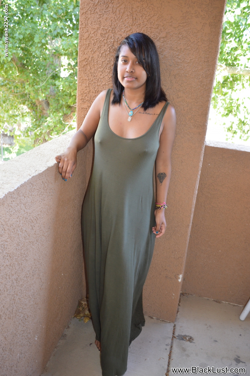 प्राकृतिक काली लड़की डायना ब्रैसेट अपने स्तन और बालों वाली योनि को उजागर करती है