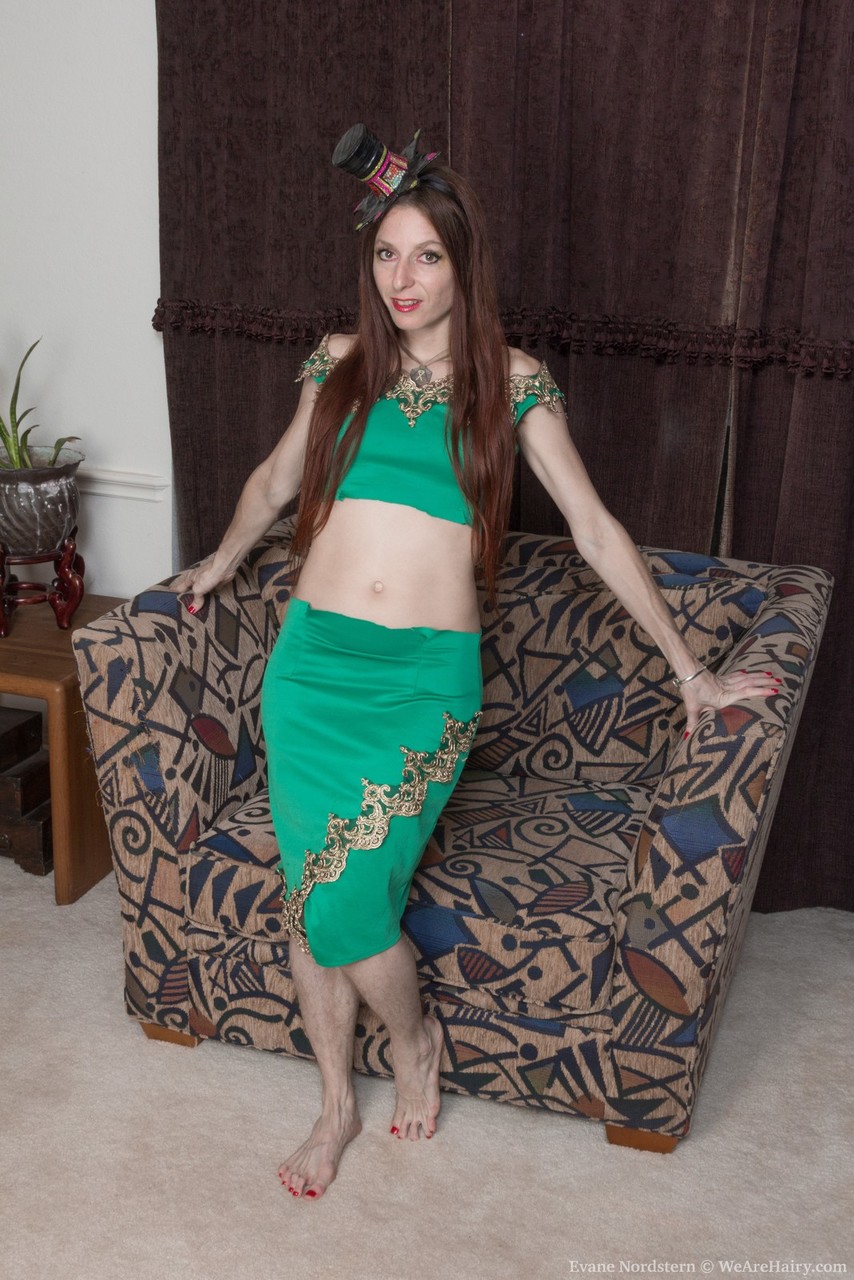 इवेन नॉर्डस्टर्न सेंट पैडी के दिन अपने बालों वाले मuf को प्रकट करते हुए मनाती हैं