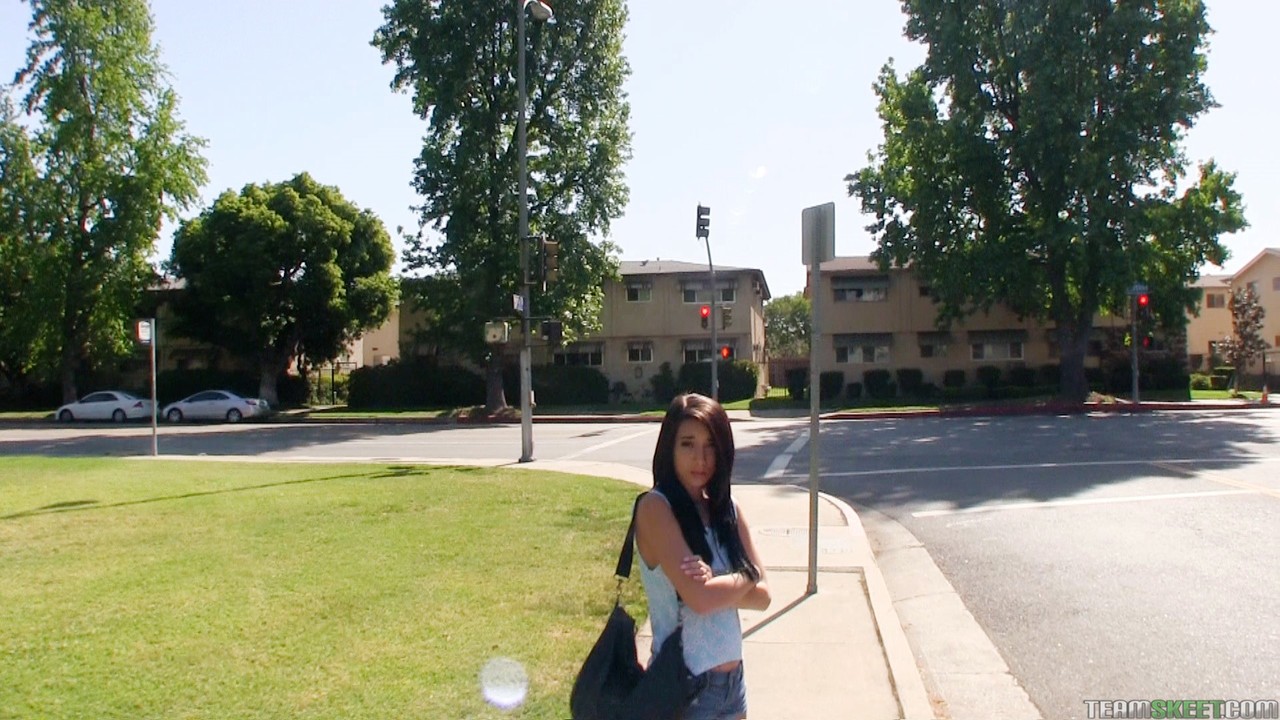 किशोर मिया हर्ले बाहरी पीओवी ब्लोजॉब और डॉगी स्टाइल के लिए नकद लेती है