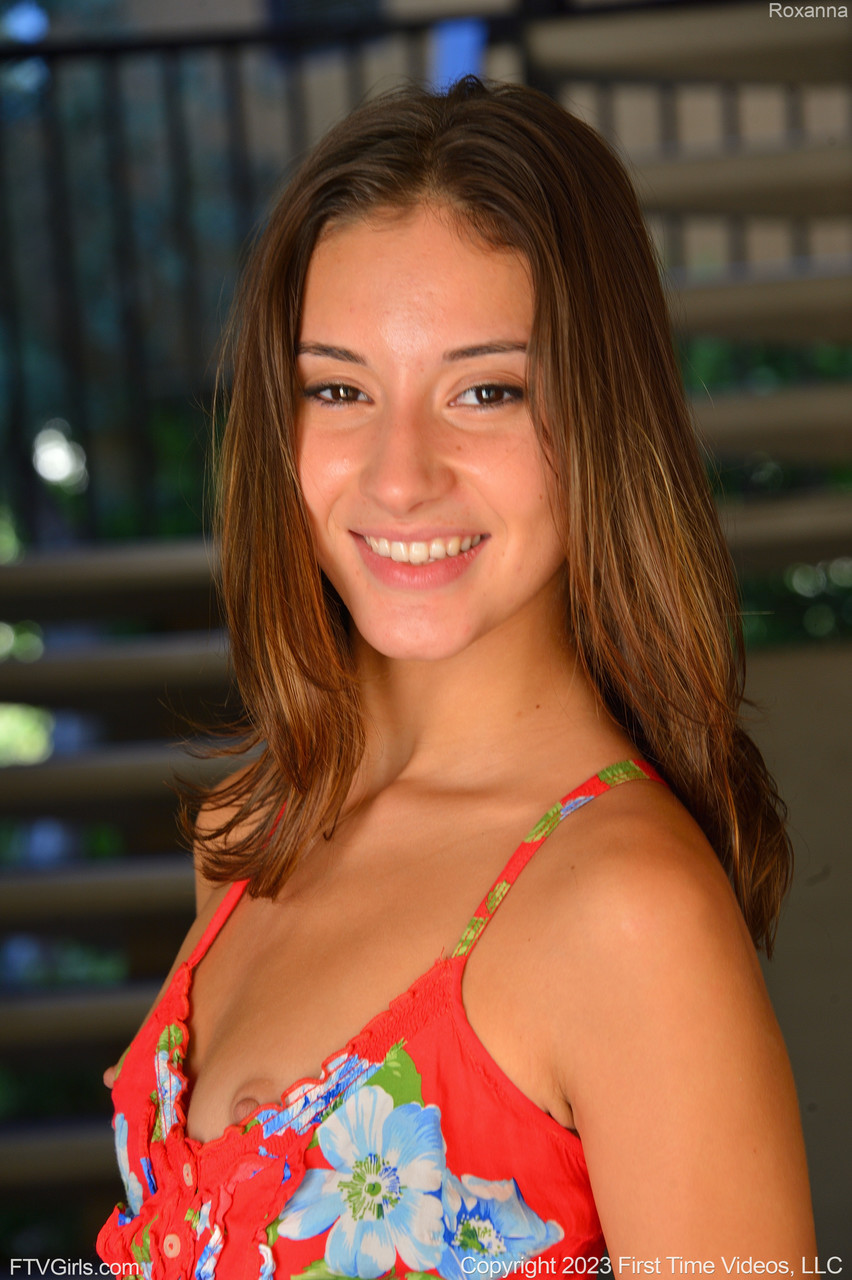 罗克萨娜户外脱衣：业余宝贝全裸出镜