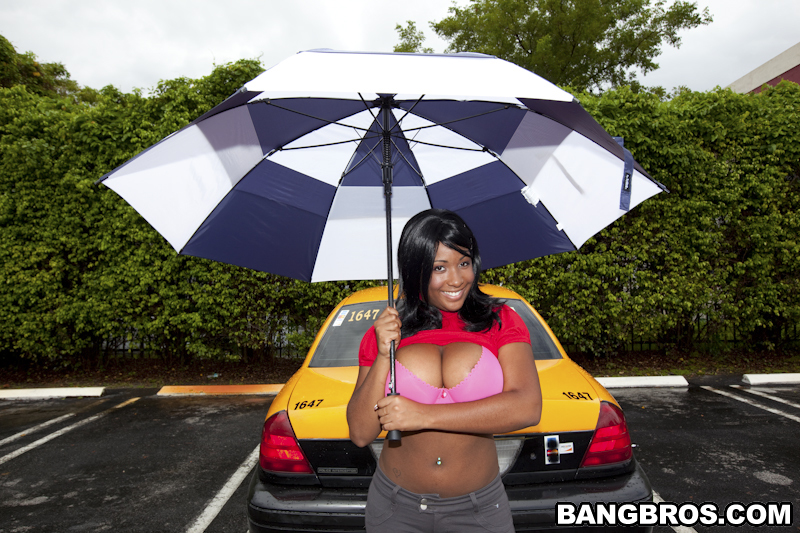 Anna Halo 乌木美女脱至内裤并展露美乳