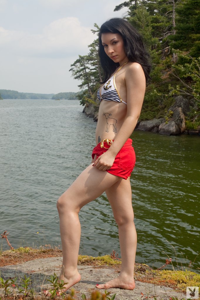नग्न टैटू वाली मॉडल मार्लो मारक्विस नदी पर पोज़ देती है