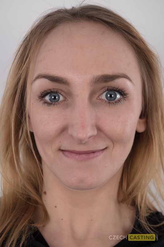 ズザナ金髪素人着衣から全裸ポーズ