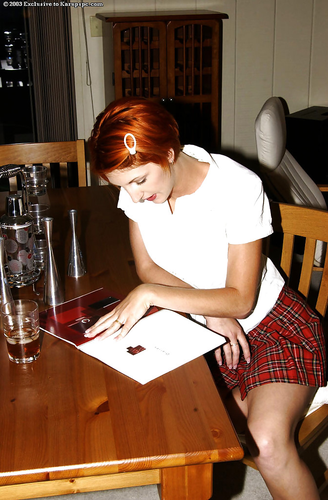 Lydia West 显示她的乳房并准备自慰