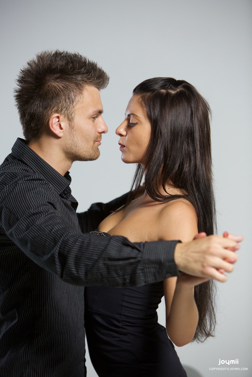 セクシーな黒髪美女ステイシーAが様々な体位で巨根を楽しむ