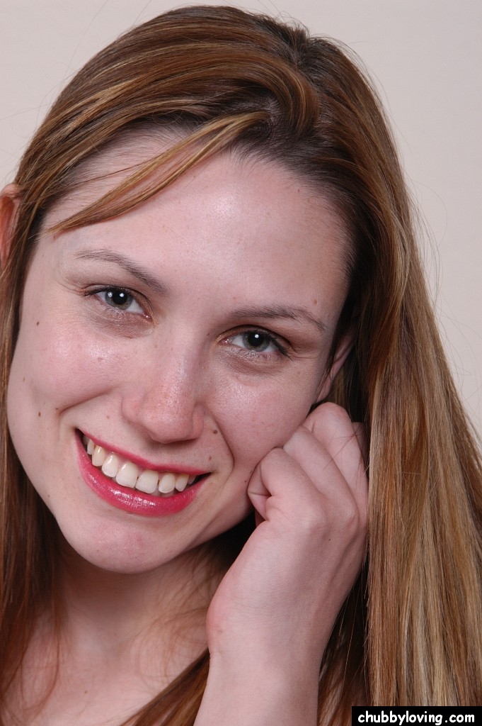 روكا تسحب ملابسها الداخلية البيضاء جانباً لتدلك مهبلها الناضج المحلوق