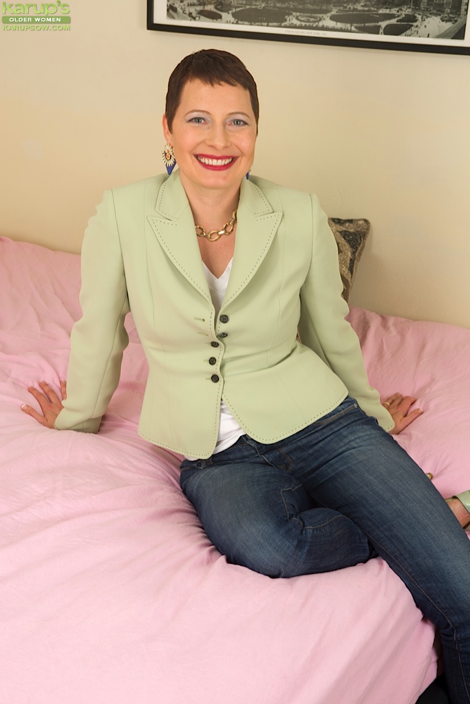 Naked Mature Model Kali Karinena Undressing