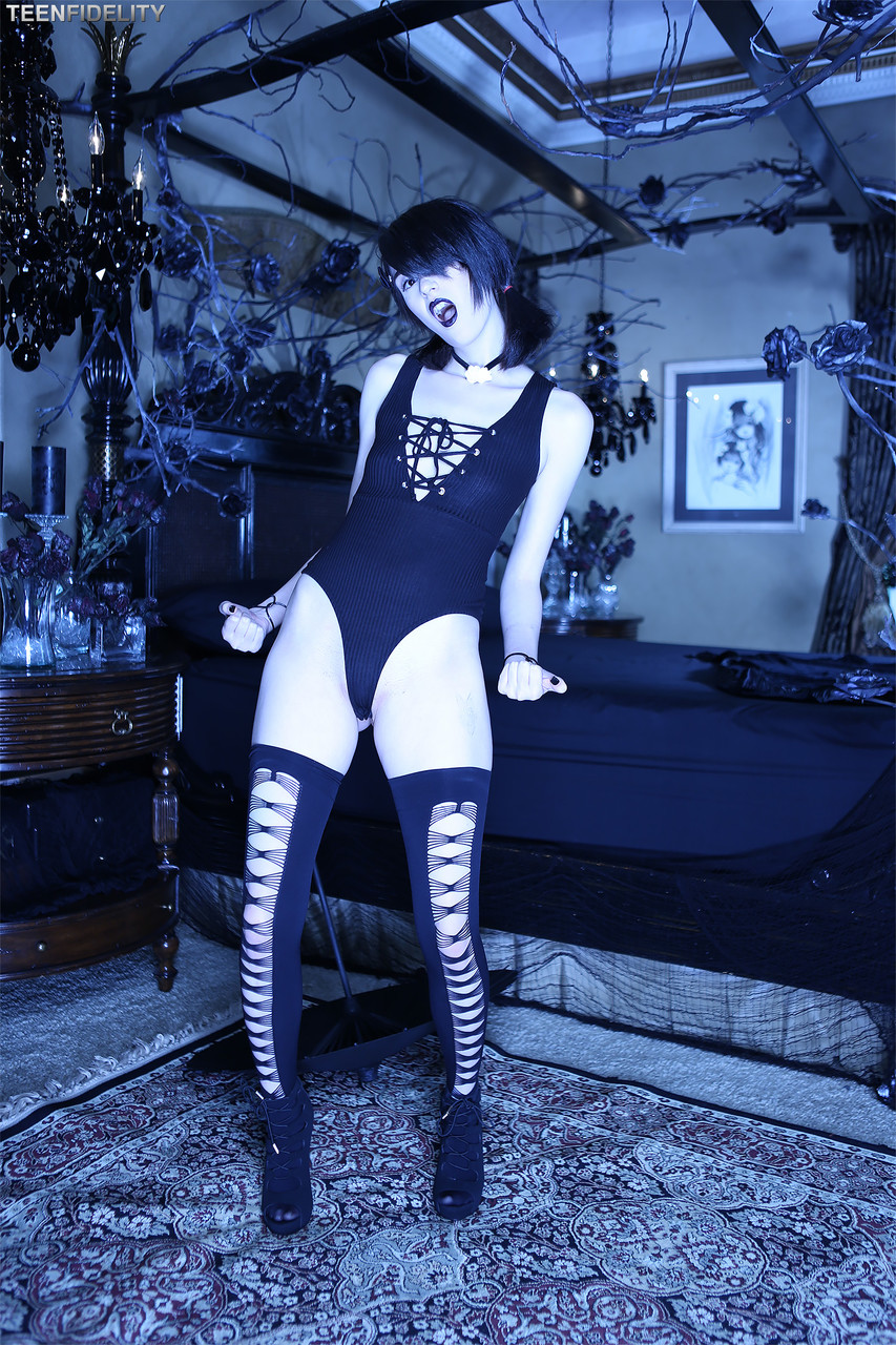 प्यारी और छोटी आइवी ओरा पूरी तरह नग्न होकर कार्पेट पर पोज़ देती है