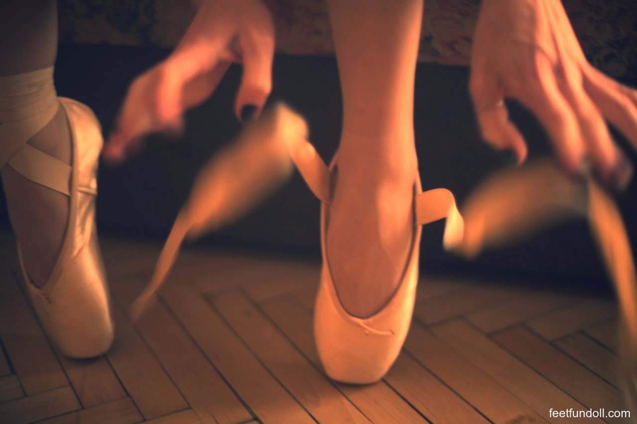 Winzige Ballerina Lisa Dove Zeigt Kleine Tittchen Und Süße Zehen