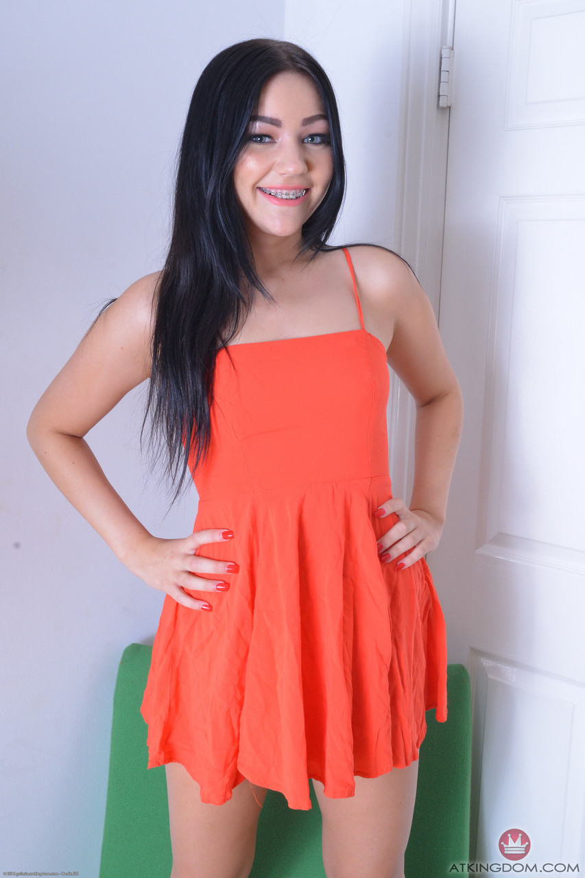 كارلي بيكر تُباهي بكسها الحليق وثقوب النيك علي الكرسي