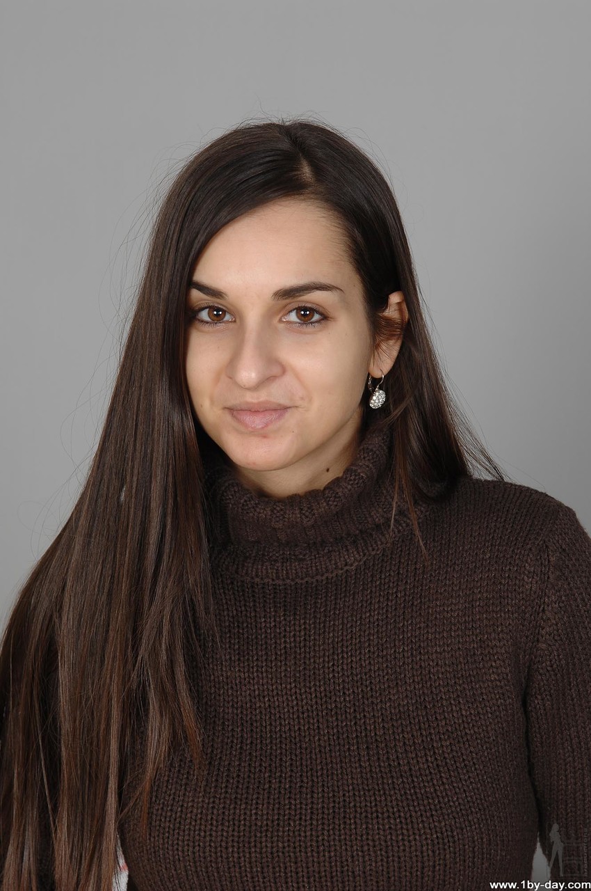 إيني فاتنة بنية الشعر تتعري في تجربة أداء تظهر ثديين متوسطين ومؤخرة كبيرة