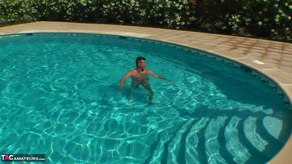 金发甜心苏茜戴墨镜在泳池做爱