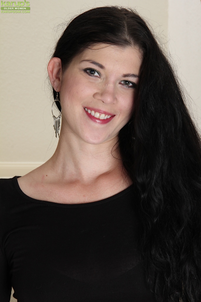 فيرونيكا ستيوارت الناضجة الجذابة تُظهر شعرها الداكن وجسدها