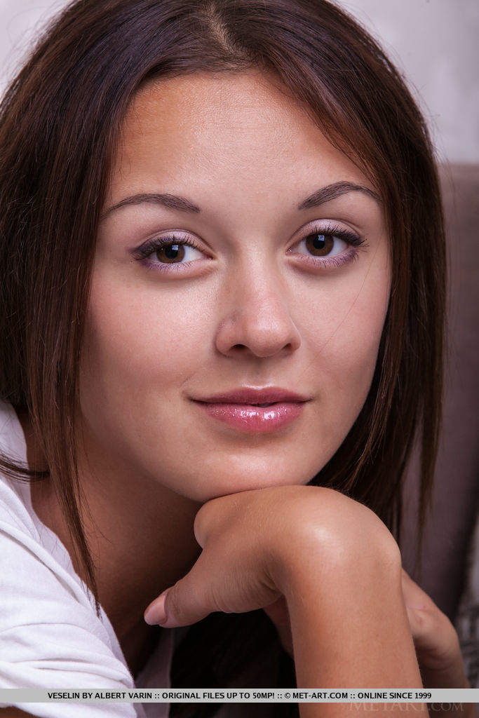 المراهقة النحيفة فيسلين تفتح ساقيها الطويلتين لإظهار كس محلوق من كثب