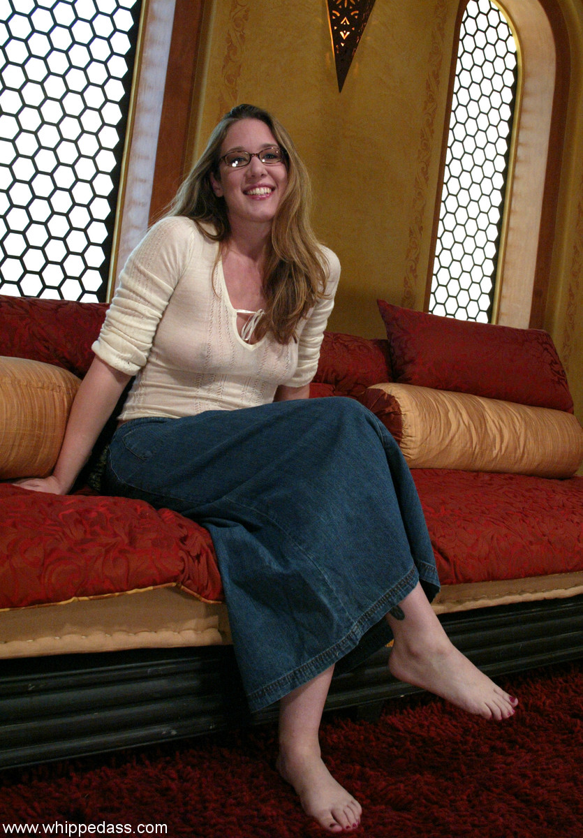 Roxanne Hall Dominiert Die Sexy Jade Marxxx In Lesbischer Bdsm-Hintern-Auspeitschung-Sitzung