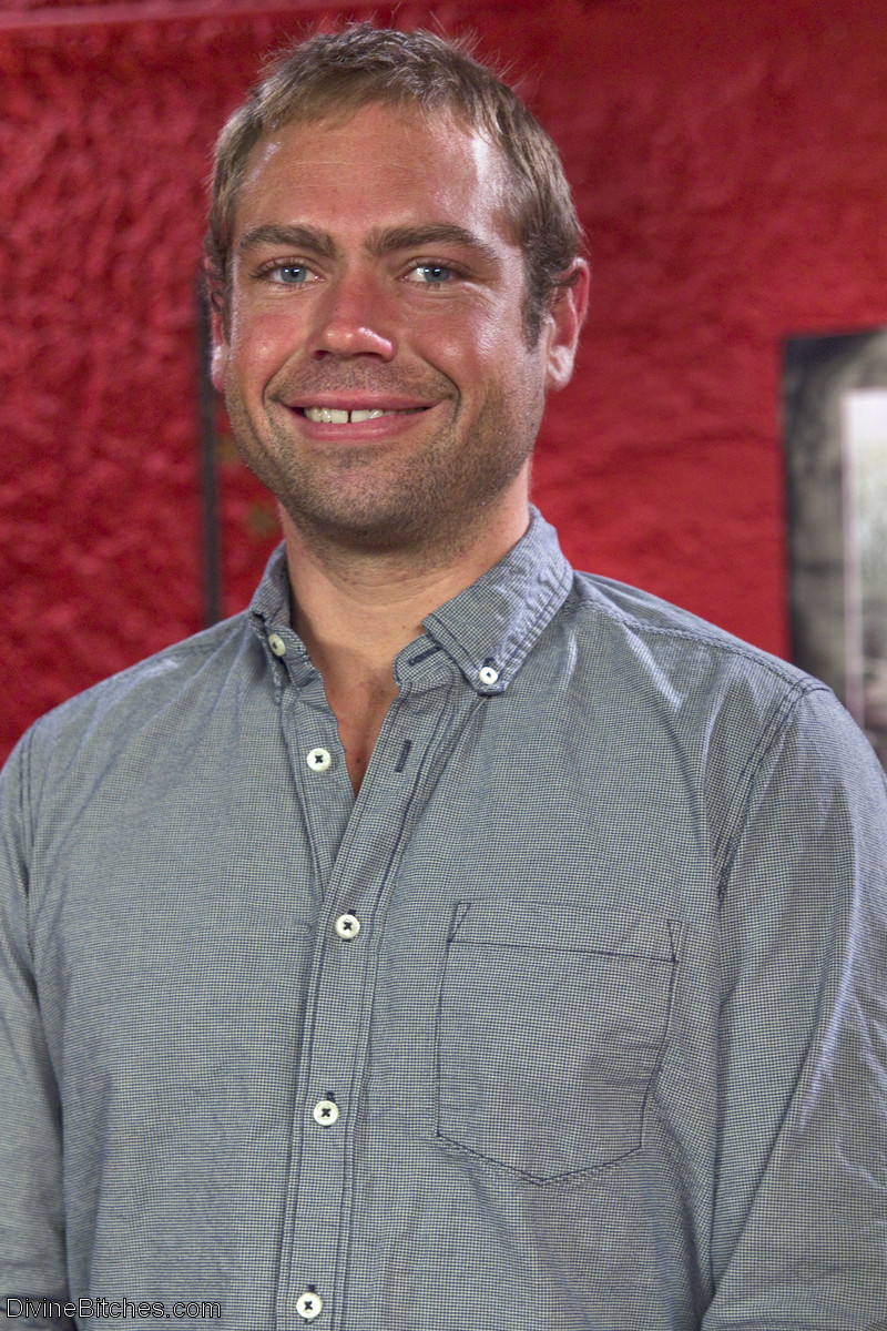 कुकोल्ड पति देखता है प्रभावी पत्नी डी विलियम्स उसे अपने प्रेमी के कठिन लिंग को चूसने के लिए मजबूर करती है