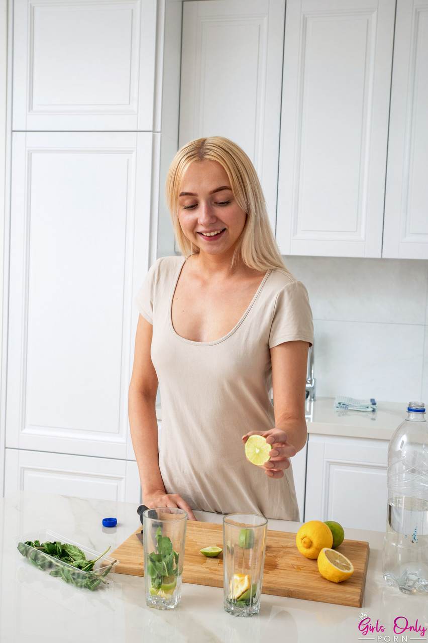 Миниатюрные Европейские Подростки Берни И Шерил Икс Раздеваются И Трахаются На Кухне