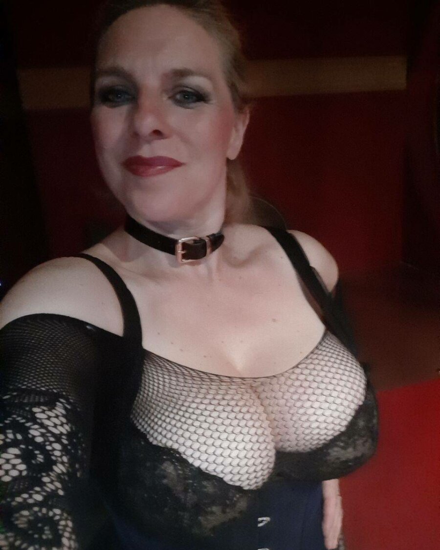 Sexy Rubia Madura Amateur En Lencería Negra De Encaje Posando En Casa