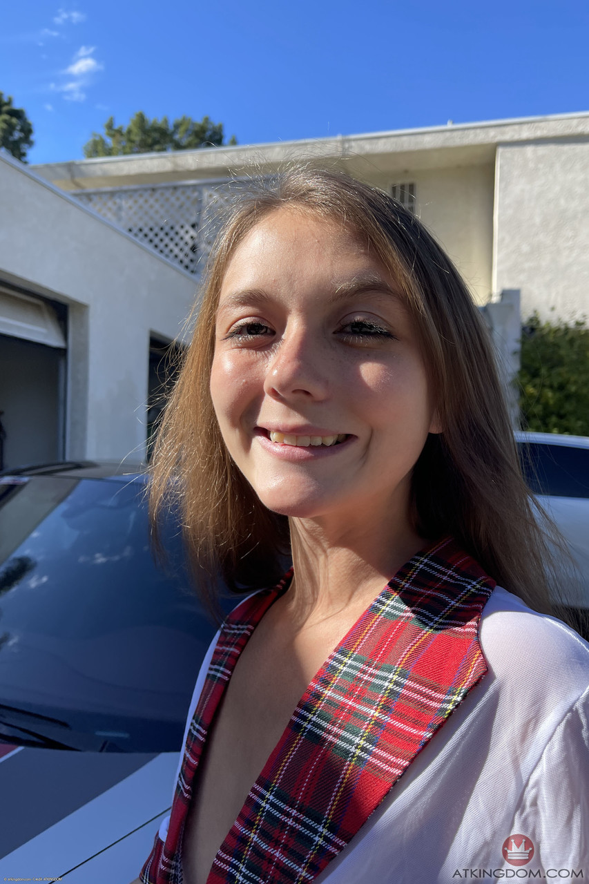 मीरा मुनरो, शौकिया किशोरी, बाहर और अपने कमरे में प्यार के छेदों को उजागर करती है