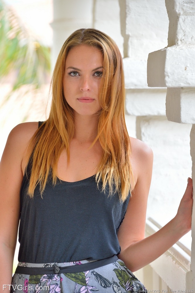 着衣的隔壁女孩闪现裸臀然后玩弄小穴